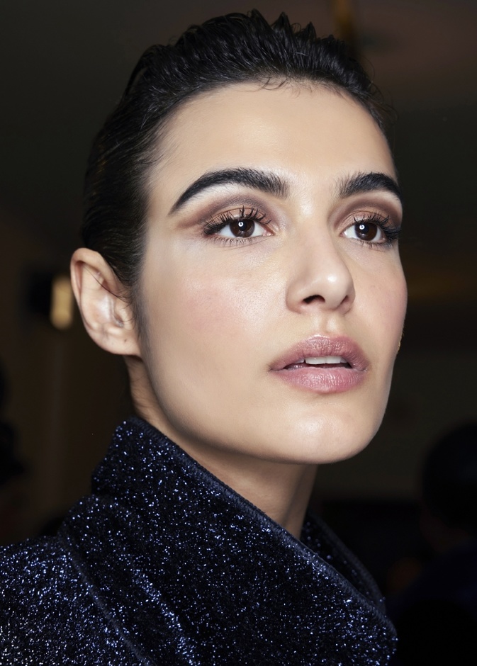 تعرفي على أضرار الضوء الأزرق ومخاطر الشيخوخة الرقمية على بشرتك