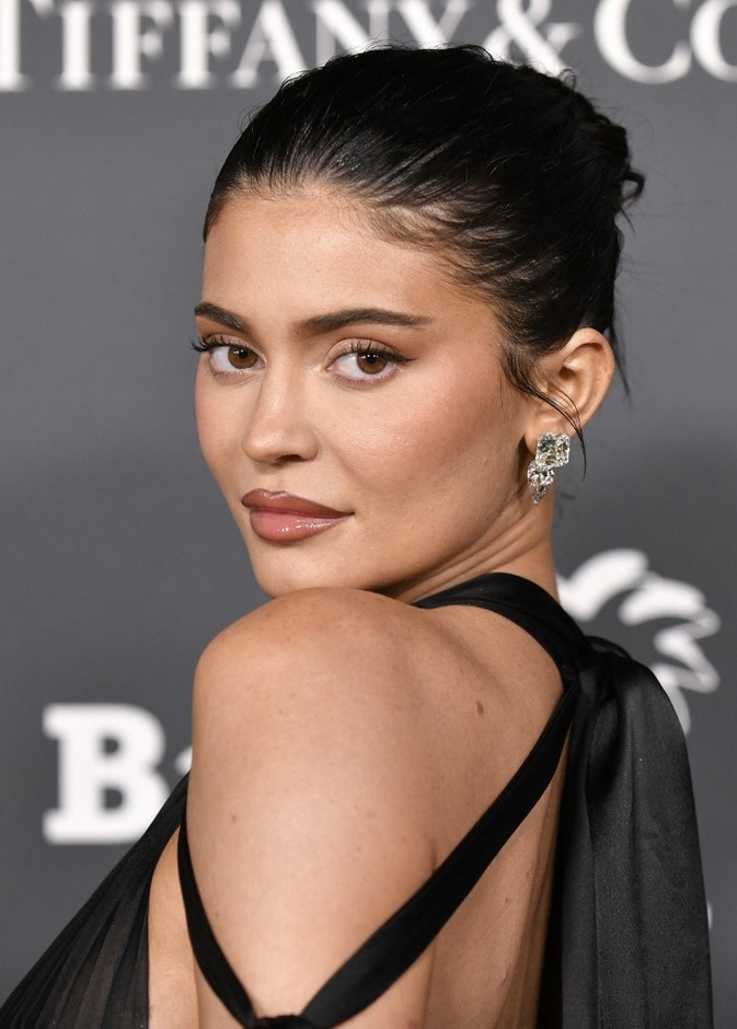 مُكون طبيعي يُرافق هؤلاء النجمات العالميات لإطلالة جذابة... تعرفي عليه ولا تستغني عنه