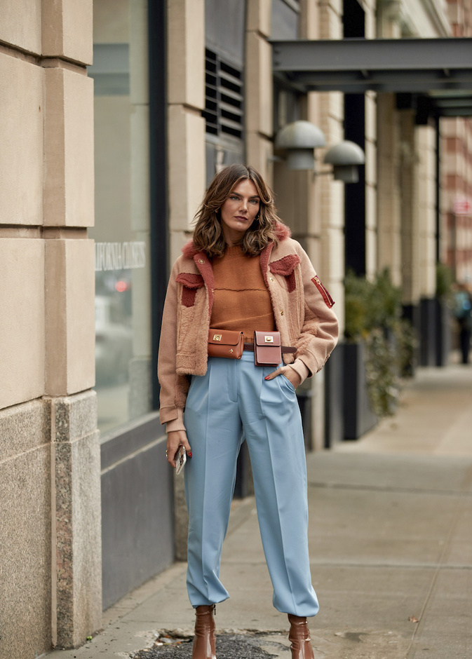 البنطلون الملون خيارك الأكثر عصرية لاطلالات ملفتة هذا الشتاء