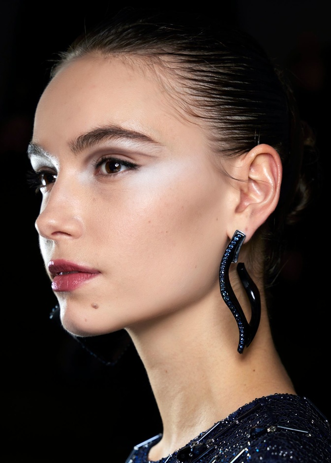 مكياج شتوي خفيف بدرجات اللون البني بداية عام 2023