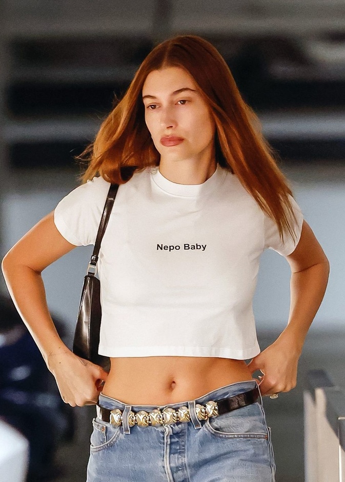 اطلالات النجمات تحمل رسائل وهايلي بيبر أحدثهنّ 