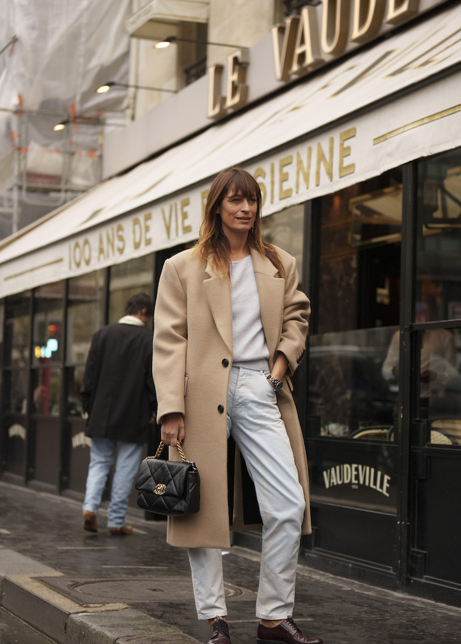 المعاطف بدرجات العسلي والبيج خيارك الأكثر أناقة لمشاوير شهر يناير 2023