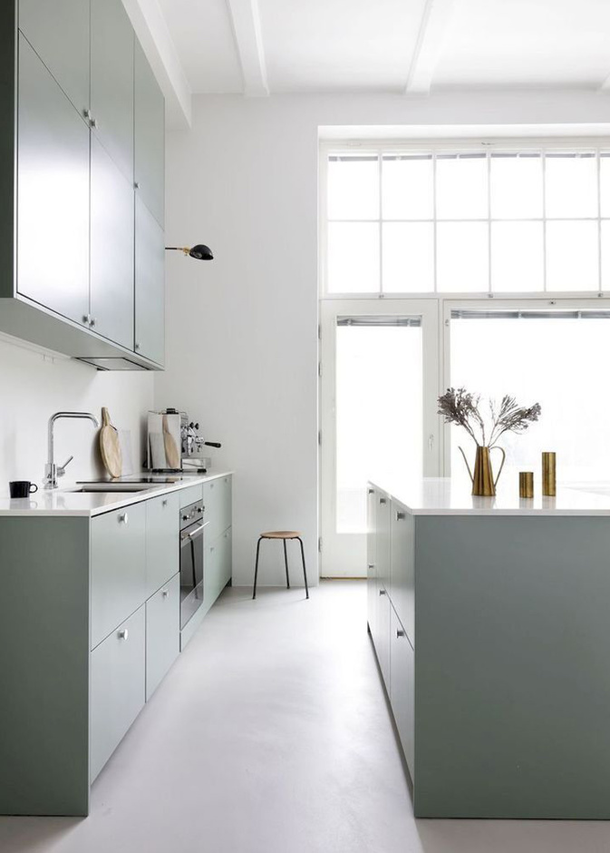 ‎الأخضر الدافئ مع اكسسوارات نحاسية لديكور مطبخ عصري