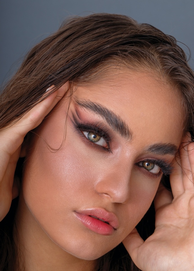 كيف تحصلين على حواجب كثيفة بتقنية المايكروبليدنغ الرقمية