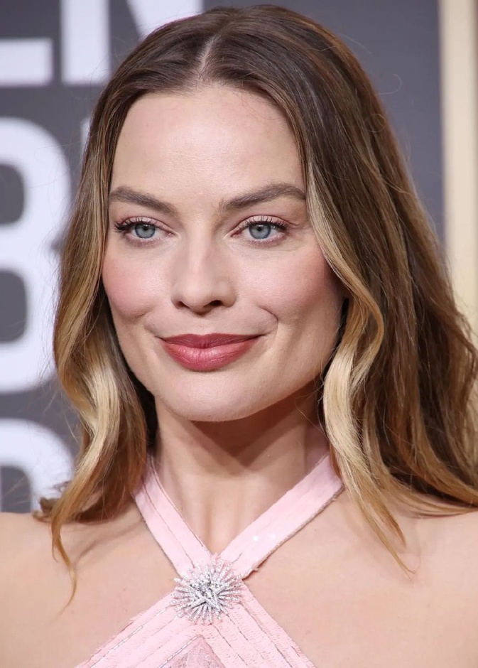 ألوان ظلال العيون المثالية لمكياج لا مكياج وطريقة تطبيقها بأسلوب مارغوت روبي Margot Robbie