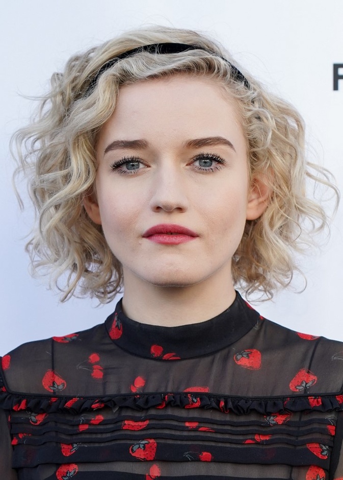 اكسسوارات الشعر القصير من وحي  Julia Garner