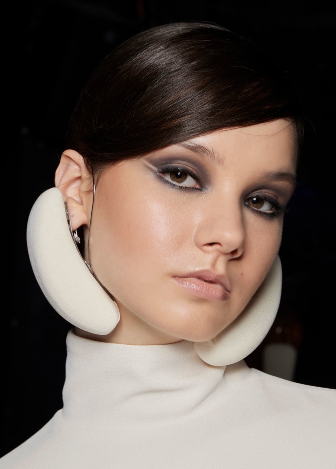 المكياج الاسود المات مع الهايلايتر من وحي دار Stéphane Rolland