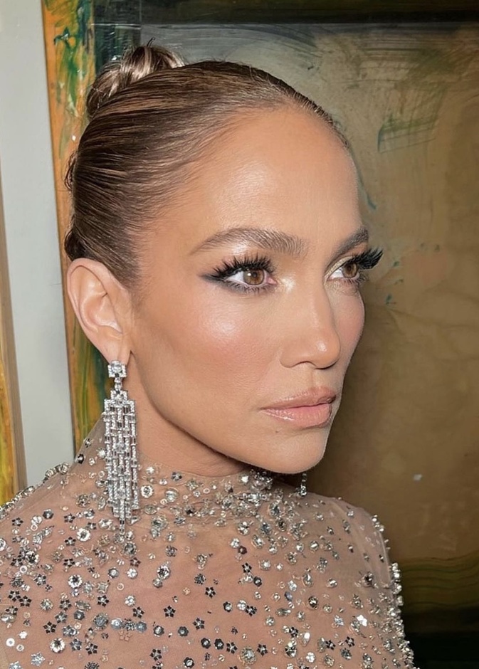 1 رئيسية خطوات تطبيق مكياج جينيفر لوبيز Jennifer Lopez الذي لا تبطل موضته ليوم الحب - الصور من حساب Mariel Haenn على انستغرام