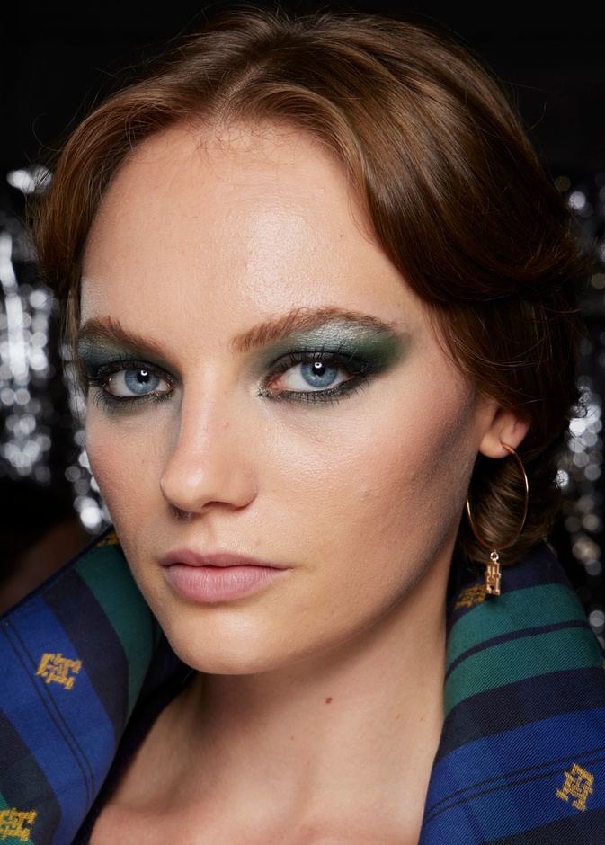 صيحة الظلال الاخضر مع اللون الاسود الساحر بأسلوب دار Tommy Hilfiger