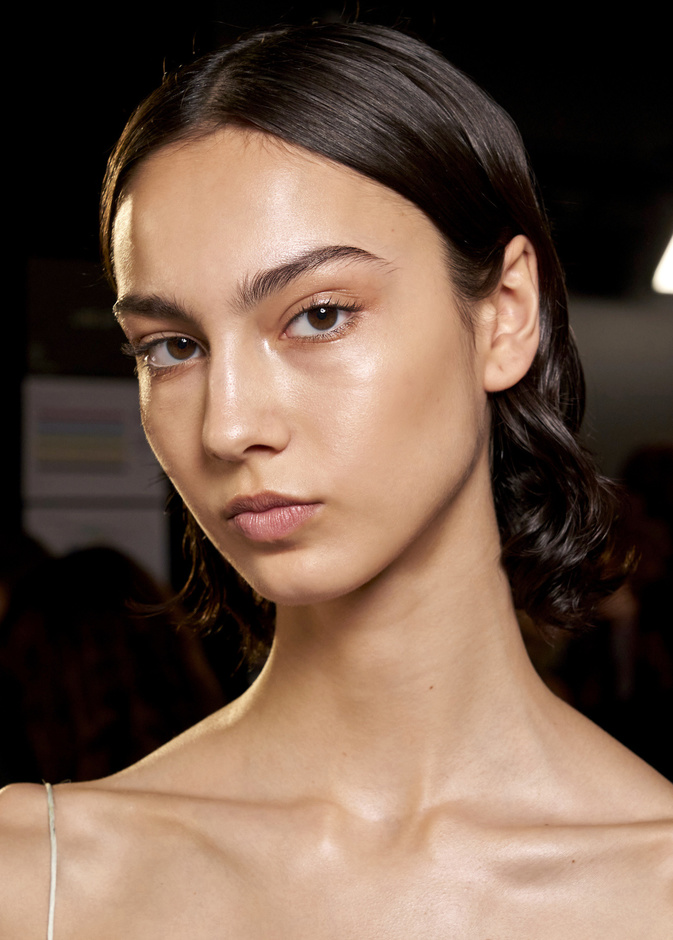  طرق تجميلية للتخلص من بقع العمر والعلامات الداكنة