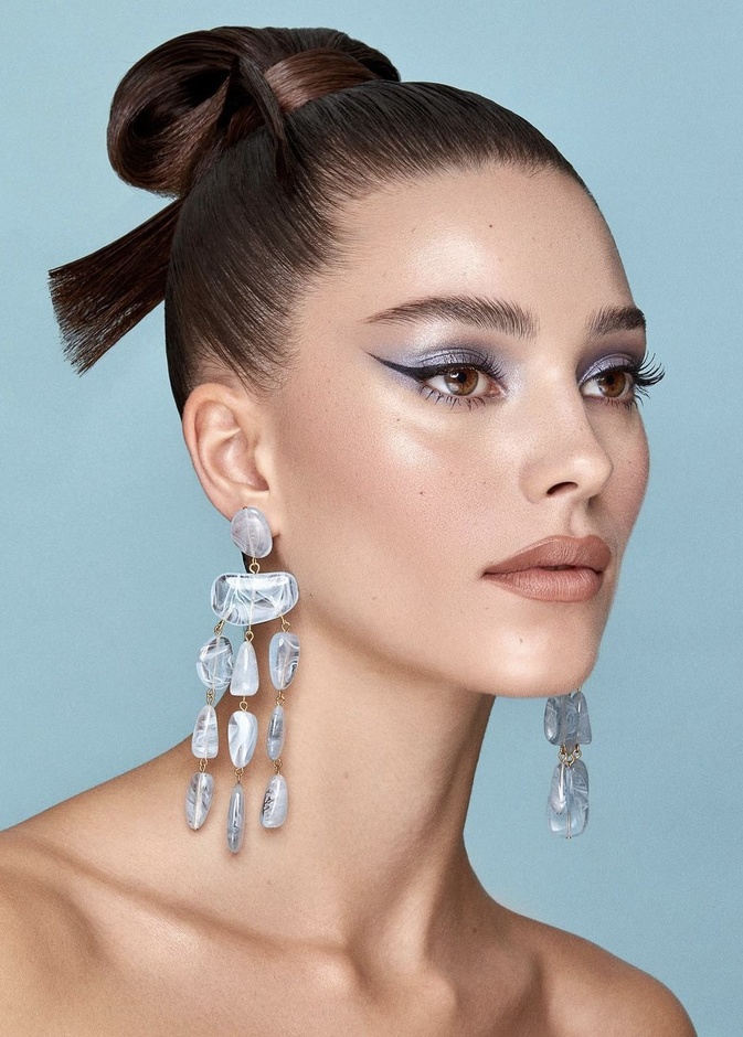 طريقة تطبيق المكياج الأزرق باسلوب نكيكي مايكاب - الصورة من حسابها على انستغرام