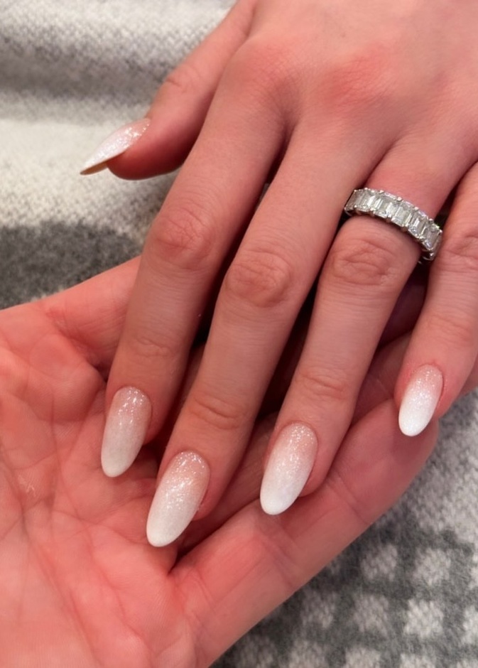 طلاء أظافر نيكولا آن بيلتز بيكهام بأنامل توم باشيك - الصورة من حسابه على إينستغرام