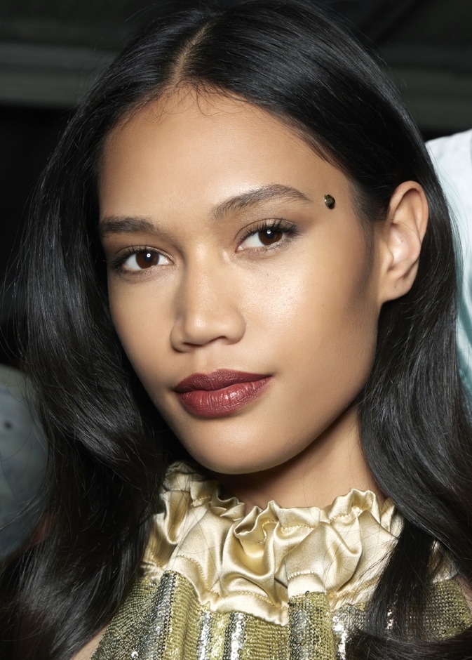 نثر الغلوس اللماع لتثبيت اللون من دار Alexis Mabille