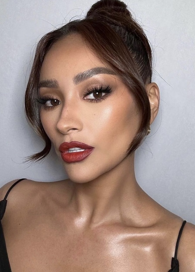 shay Mitchell وأحمر الشفاه الأحمر - الصورة من حساب Ash Holm على انستغرام