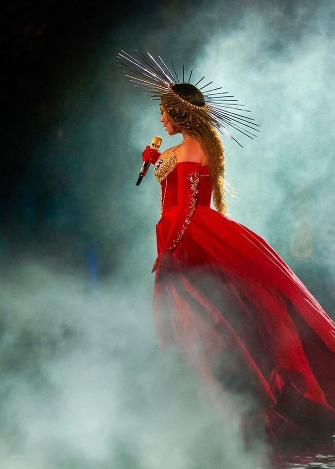beyonce بإطلالة لافتة باللّون الأحمر من نيكولا جبران 