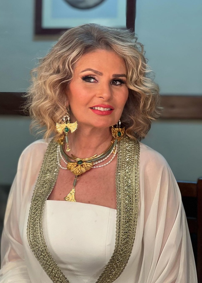 الفنانة يسرا