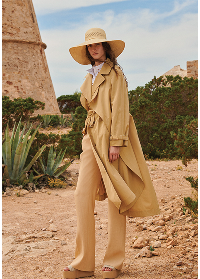 إطلالات موحدة اللون بدرجات الكاكي من  مجموعات "ريزورت"