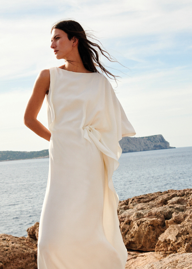 الطرق المبتكرة للف الأقمشة وثنيها وتنسيقها في مجموعات "ريزورت"