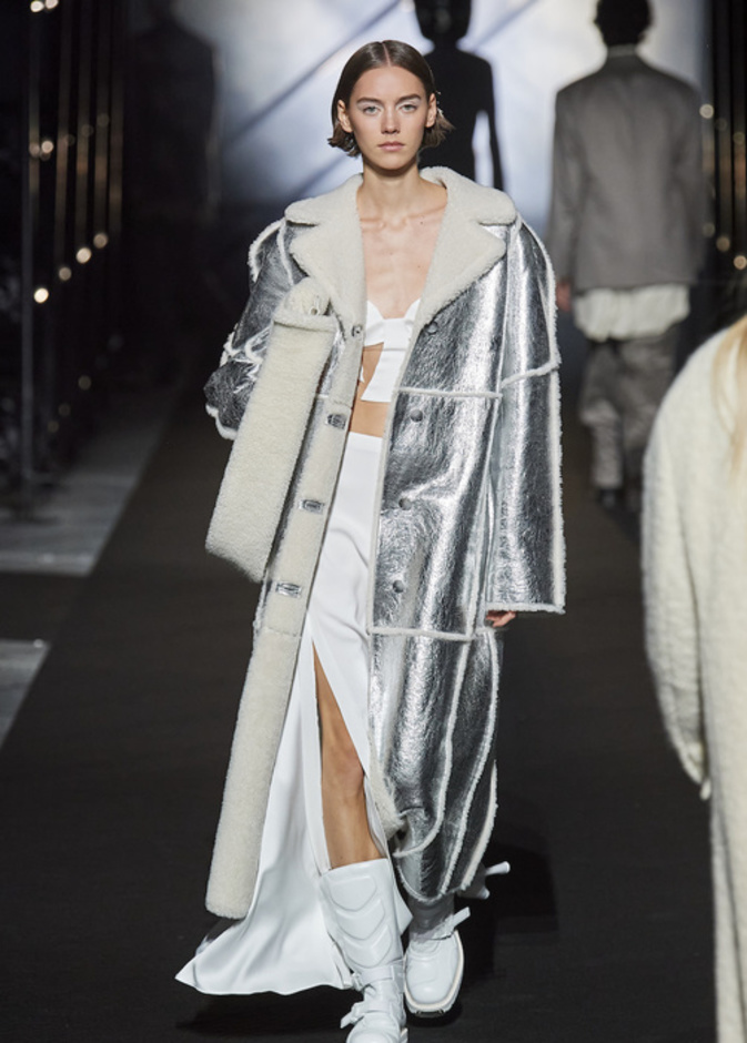 الفضي الميتالك هو اللون الذي تحتاجينه هذا الموسم لاطلالة عصرية 