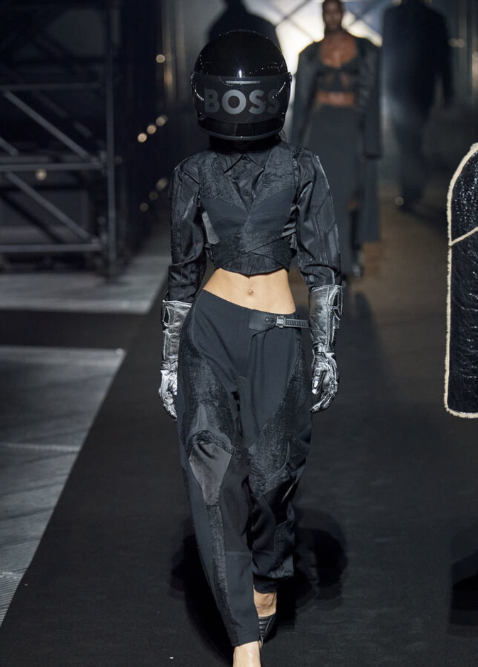 إطلالة مونوكروم باللّون الأسود من Boss