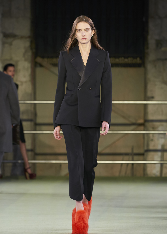 بدلة سوداء بدون قميص في ساعات النهار