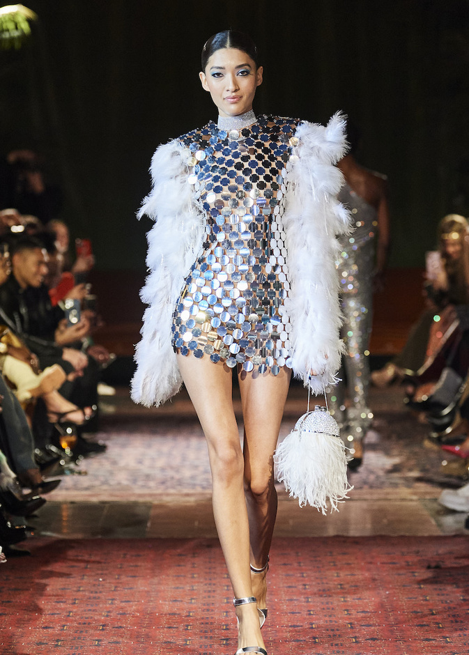 الريش والترتر عنوانان لأجمل أزياء السهرات هذا الموسم 