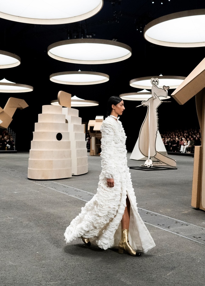 أسبوع الأزياء الراقية لربيع وصيف 2023: أبرز العروض وكل ما تحتاجين معرفته