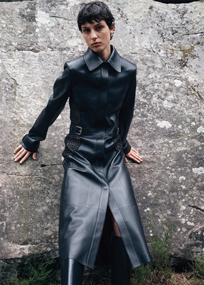 أجمل الإطلالات السوداء الحبرية التي أثبتت وجودها الآسر ضمن مجموعات "ريزورت" 