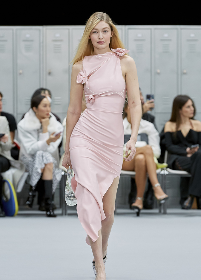 أجمل صيحات الفساتين المناسبة لجسمك النحيف.