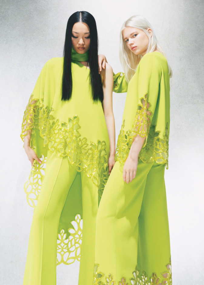 أفكار تنسيق إطلالات باللون الأخضر الحمضي وإتمامها مع اكسسوارات بلمسات لونية إضافية قوية