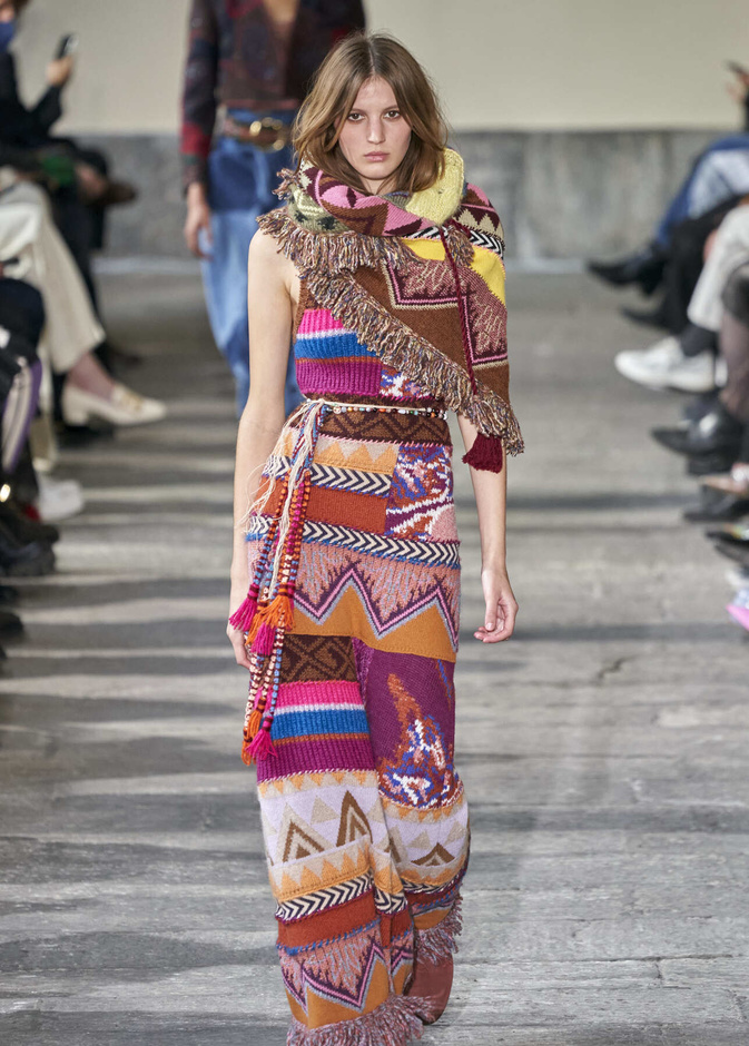 5 طرق لارتداء موضة السكارف الملون في ساعات النهار