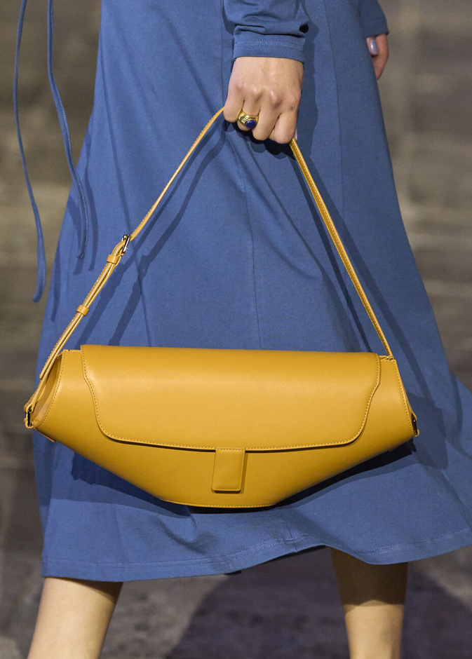 أجمل الافكار لإختيار موضة الحقائب الصفراء في ساعات النهار