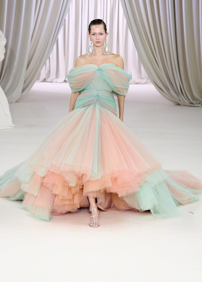 نعومة الباستيل تلوّن أجمل فساتين السهرة في أسبوع الموضة في باريس 