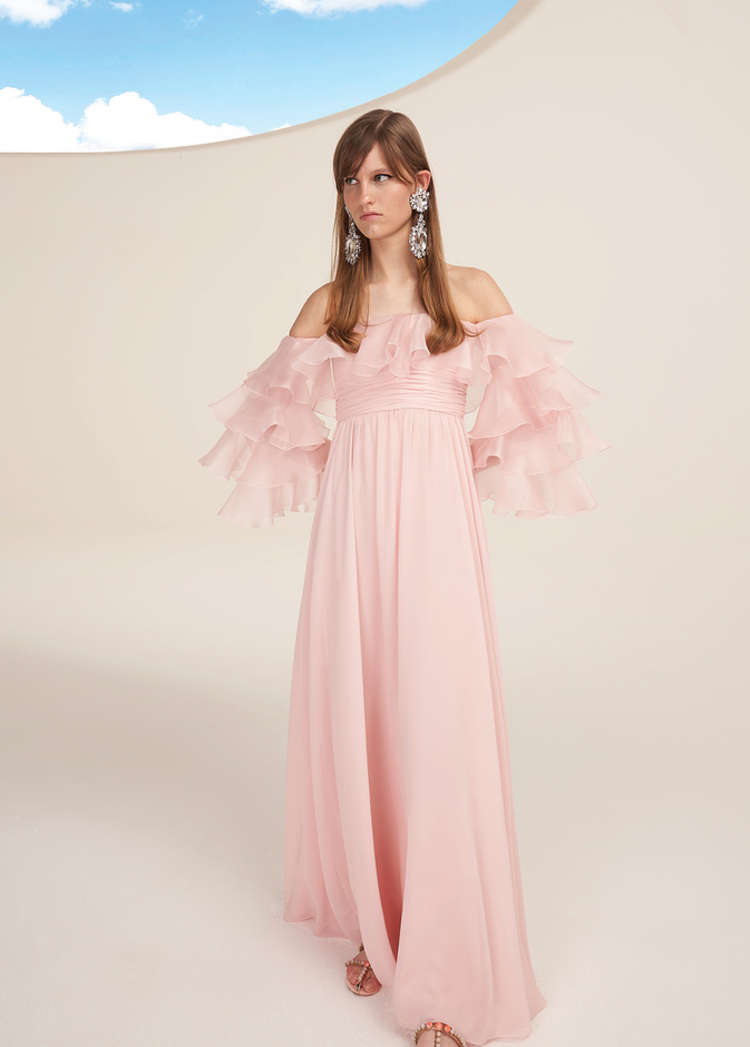 إطلالات أنثوية حالمة تستحضرها الدرجات الباستيلية الناعمة في الأزياء والاكسسوارات 