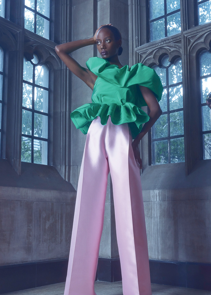 إطلالات بخلطات الألوان الغريبة واللافتة من مجموعات "ريزورت" 