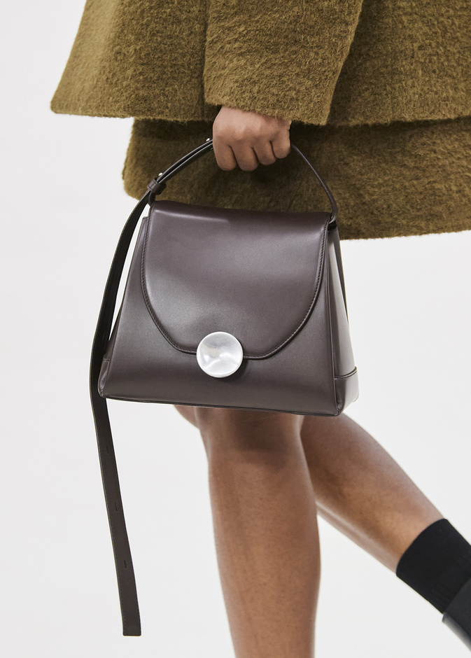 موديلات حقائب جلدية باللون البني في شتاء 2023