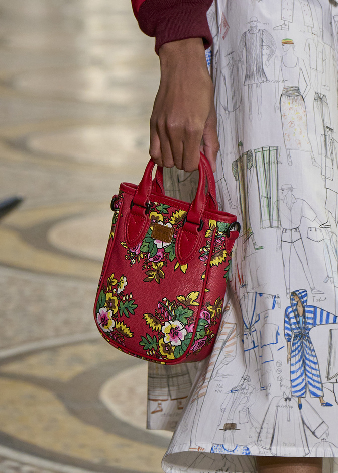 موضة الحقائب المطبعة بالورود