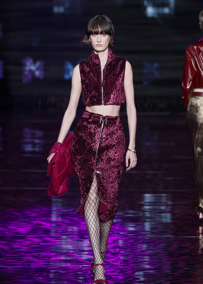 طرق تنسيق تنانير المخمل العصرية بأساليب كاجوال في ساعات النهار