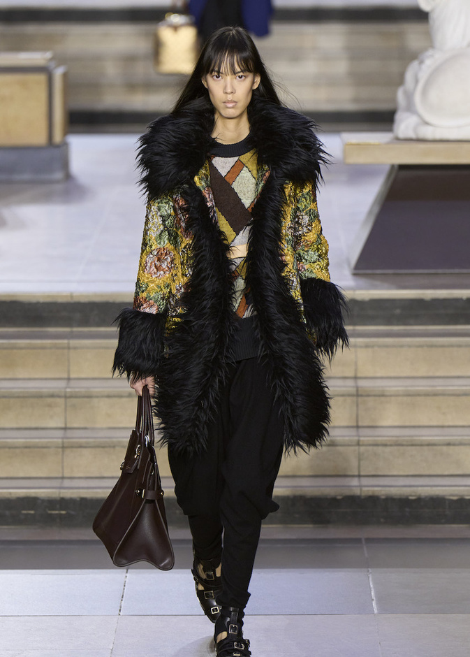 حقائب يد باللون البني تناسب اطلالاتك الشتوية الدافئة