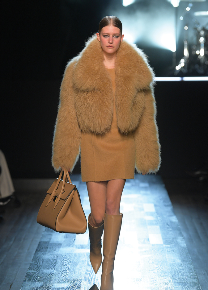 جاكيتات الفرو القصيرة صيحة تناسب قصيرات القامة في إطلالاتك اليومية.. إعتمديها بأساليب ملفتة