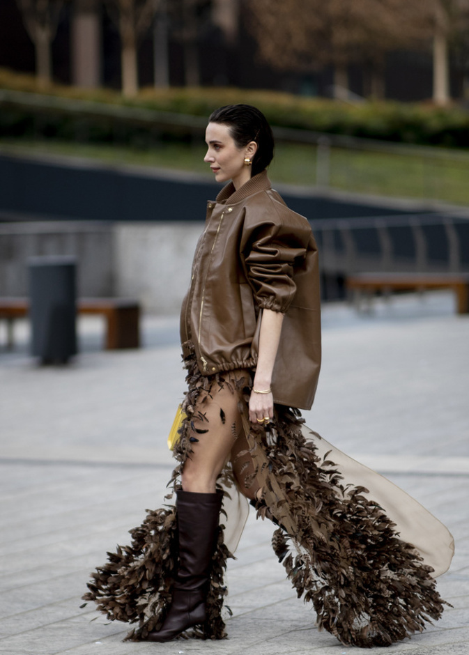 اللّون البني من الصيحات المستمرة لخريف 2023 من Street style