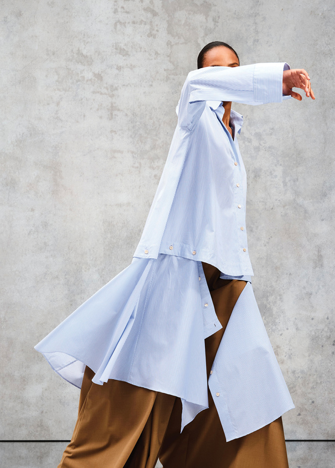 إطلالات مصممة على شكل قمصان بمقاربة مرتاحة ومسترخية من إطلالات "ريزورت" 