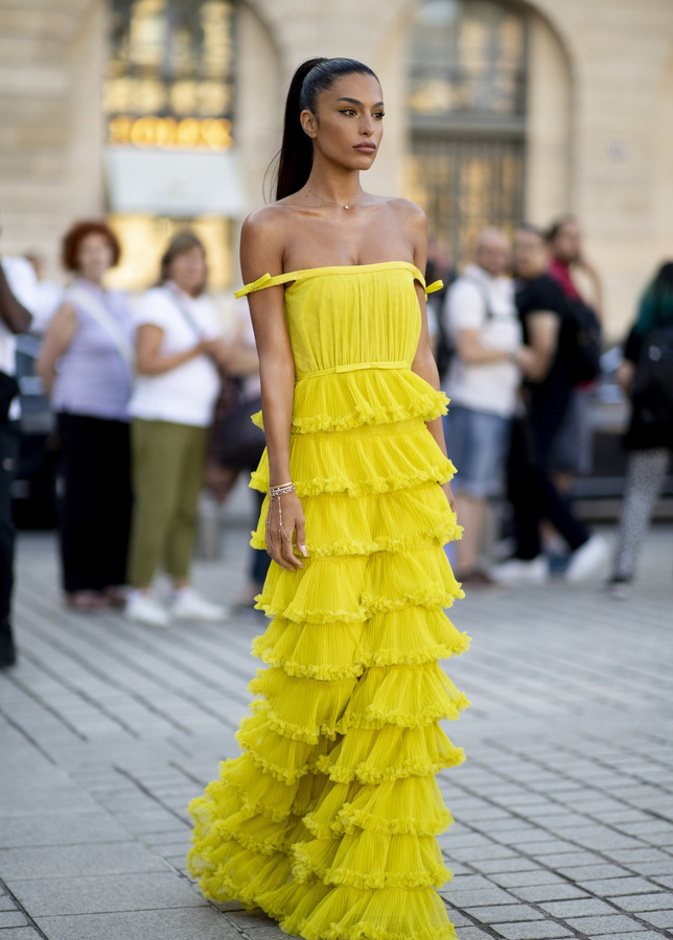 إطلالة لافتة بأسلوب Street style بالموسم السابق من باريس 