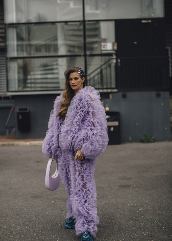 اللّون البنفسجي من صيحات الموضة المستمرة لعام 2023 بإطلالة من Street style