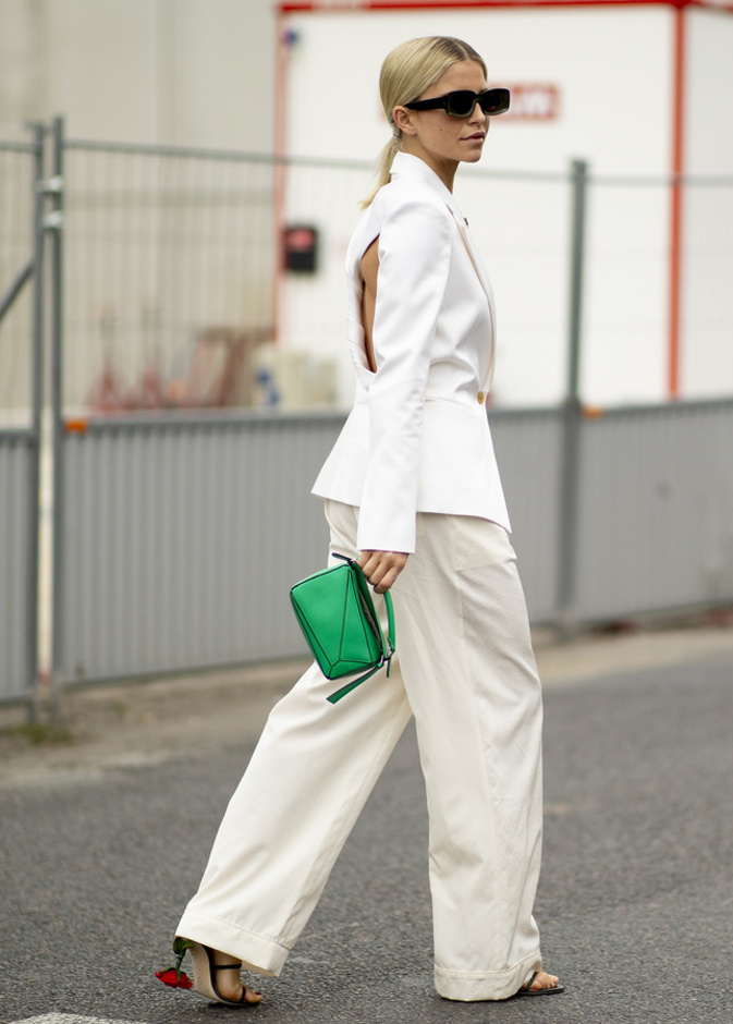 تنسيق حقيبة باللّون الأخضر مع بدلة بالأبيض من Street style