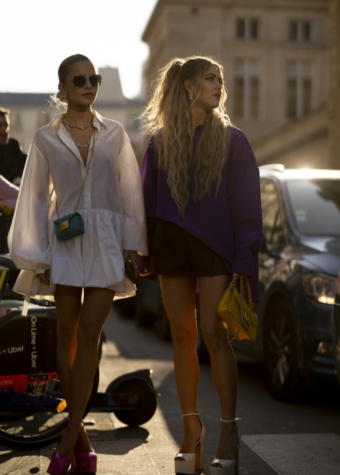 الفساتين القصيرة صيحة خريفية لافتة بتنسيقات مميّزة بأسلوب Street style