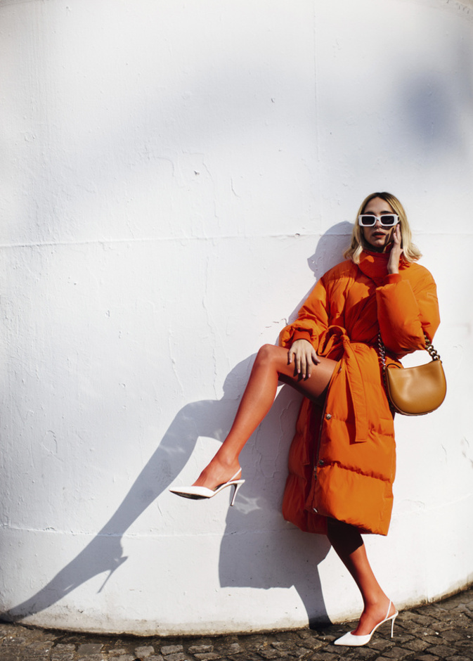 إطلالة لافتة باللّون البرتقالي الناري من Street style