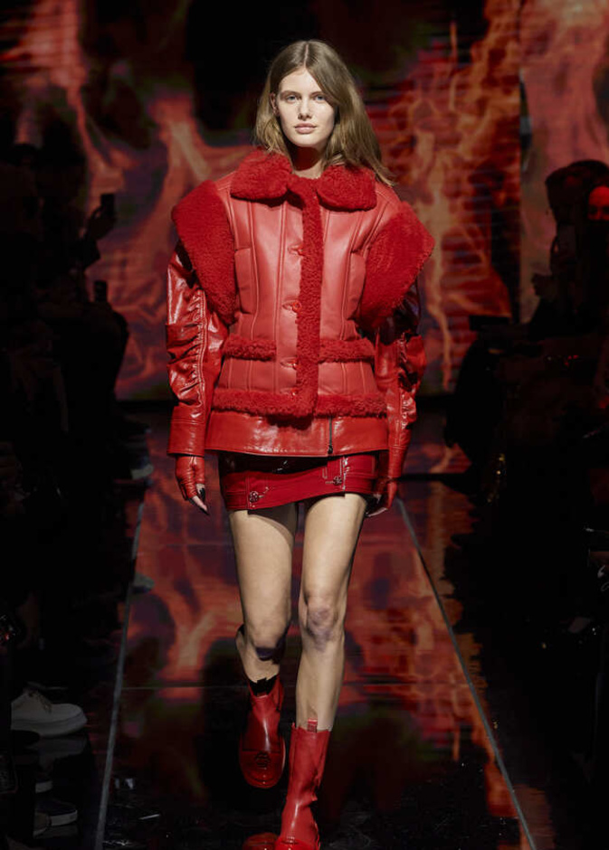 إطلالة لافتة من Phillipp Plein بتنسيق لافت وعصري