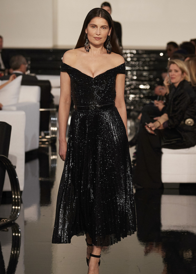 فساتين أوف شولدرز تضمن لك اطلالات أنثوية وجذابة 