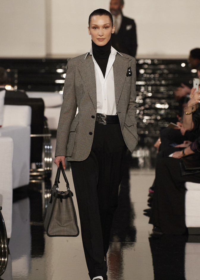 إطلالة رسمية لافتة من Ralph Lauren